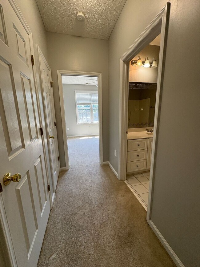 Building Photo - Beautiful 3 Bedroom and 2 Bath Apartment