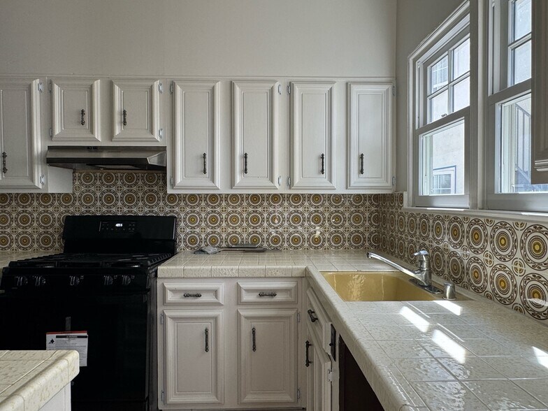 Building Photo - 10966 Strathmore Dr