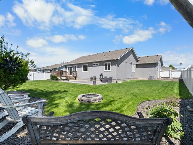 Building Photo - Beautiful home 5MILE/Big Yard & Garage (Furnished)