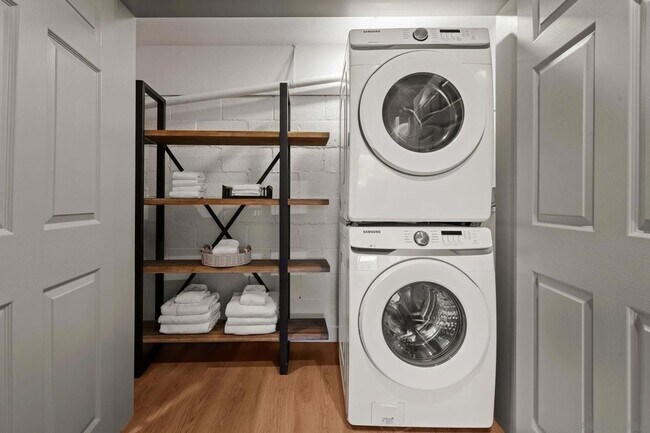 Building Photo - 2483 Oxford Ave