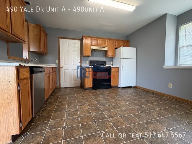 Building Photo - 490 Yale Dr