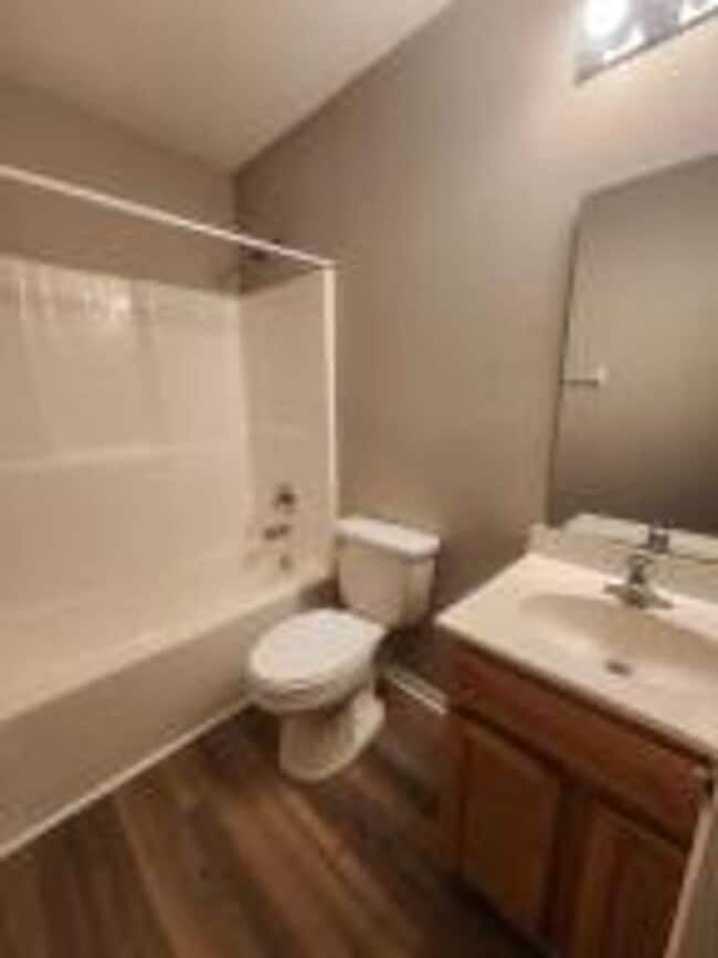Building Photo - Spacious 3 Bedroom Townhome near Appian Way