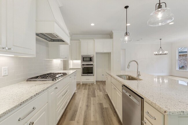 Building Photo - 4 bedroom 3 full bath home, located in the...