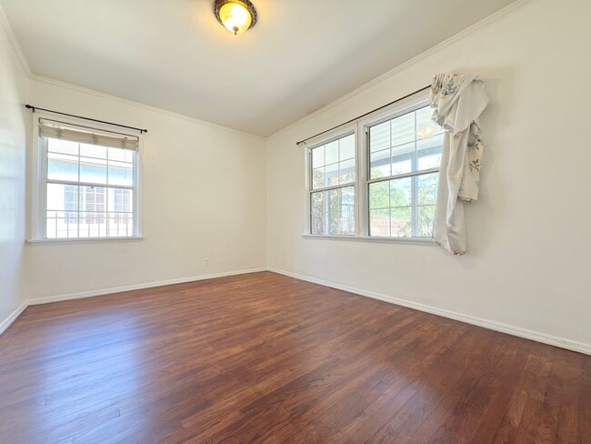 Building Photo - Bright and Spacious Two-Bedroom in Sun Valley