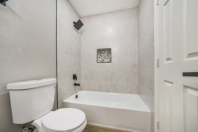 Building Photo - 10826 Thorncliff Dr