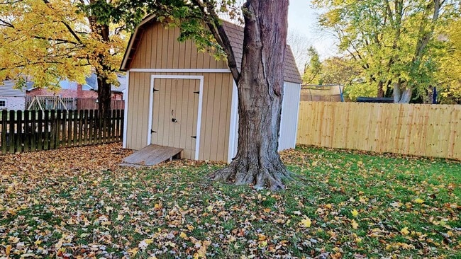 Building Photo - 2032 Meadowside Ln