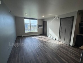 Building Photo - 226 E Greenfield Ln