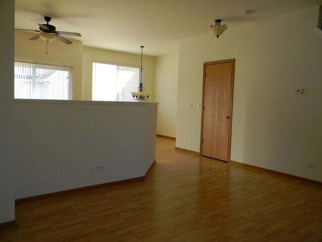 Building Photo - 1542 Sauganash Ct