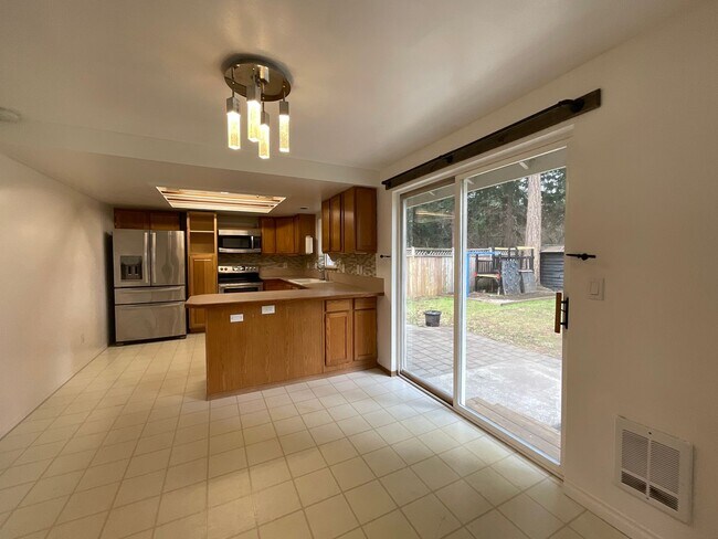 Building Photo - Beautiful 3 Bedroom 2 Bath Home at Lawrence Lake!