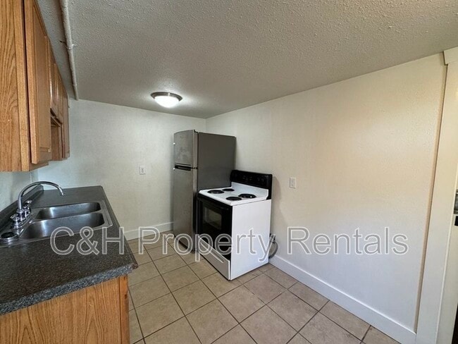 Building Photo - 1408 1/2 1st Street West
