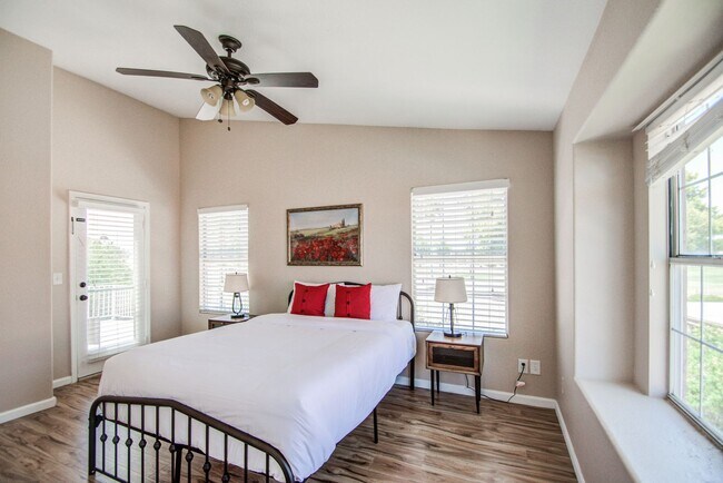 Building Photo - 4bd, 3ba on Arrowhead Golf Course!