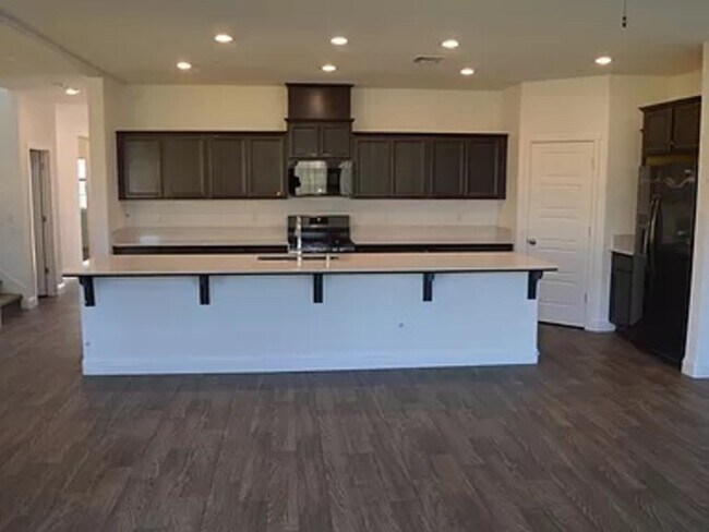 Building Photo - 2402 Urdaneta Way