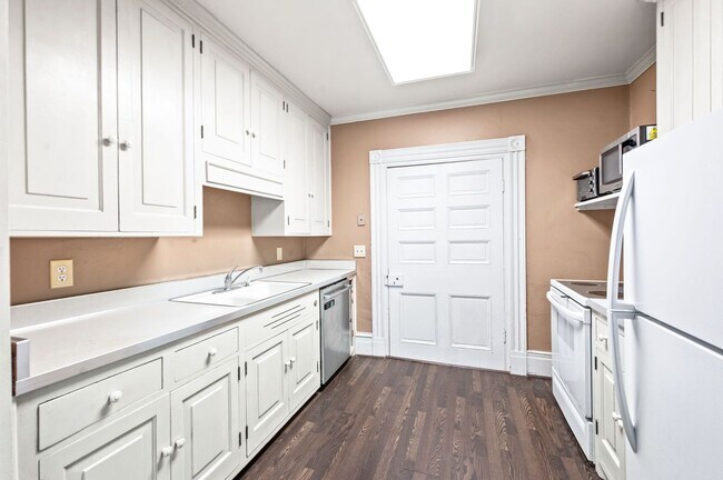 Building Photo - Charming 4BE/3BA Home in Historic Downtown...
