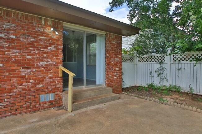 Building Photo - Large 3 bed/2 bath with BONUS ROOM in Yukon!