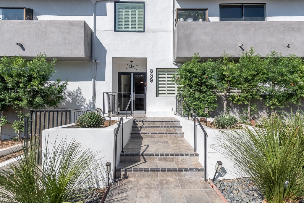 Building Photo - 839 Larrabee St