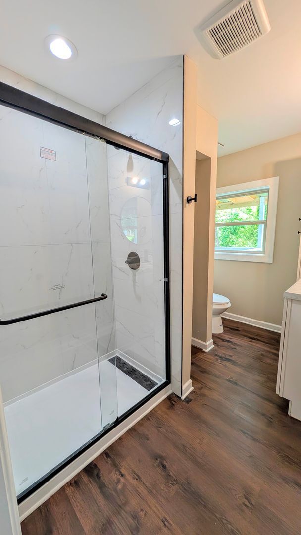 Building Photo - Newly Renovated | Upstairs Duplex | Minute...