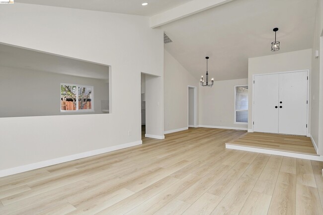 Building Photo - 630 Heather Pl