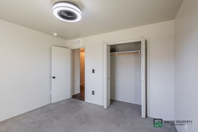 Building Photo - 4 Bed 2 Bath home for rent