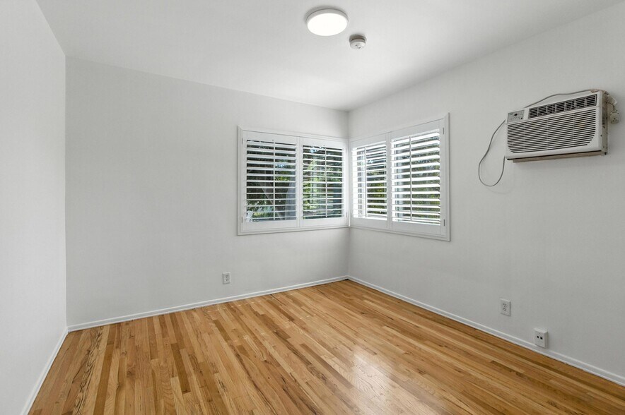 Building Photo - 14205 Moorpark St