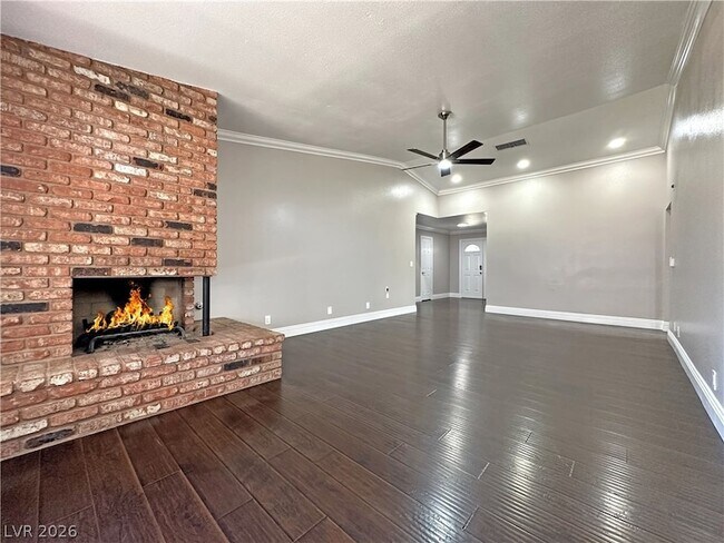 Building Photo - 2414 La Casa Dr