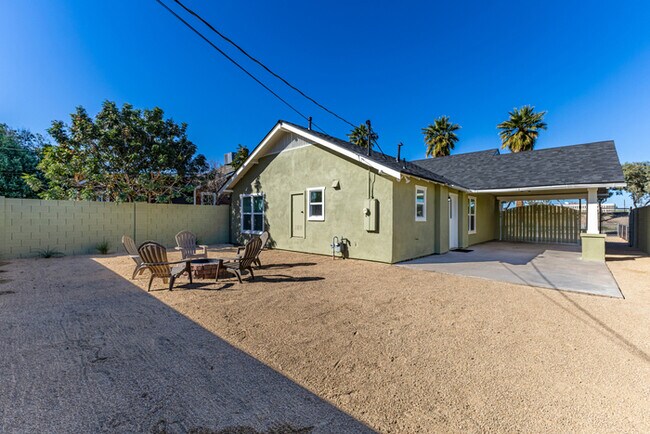 Building Photo - Modern 3-Bed, 2-Bath Home in Downtown Phoenix with Private Yard & Fire Pit