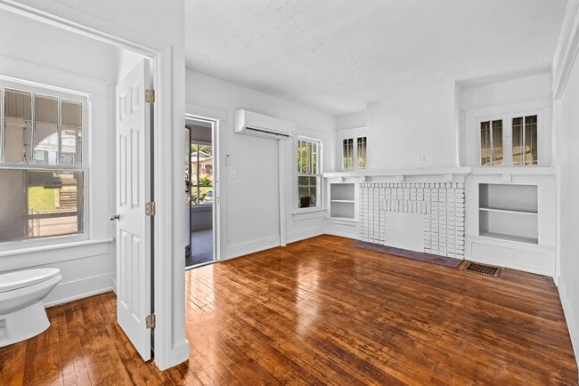 Building Photo - Spacious beautiful 5-bedroom 2 bath home