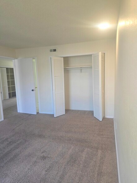 Building Photo - 3150 Lakeside Dr