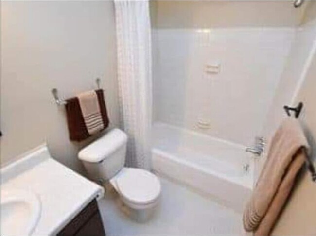 Building Photo - 1836 Colonial Village Way