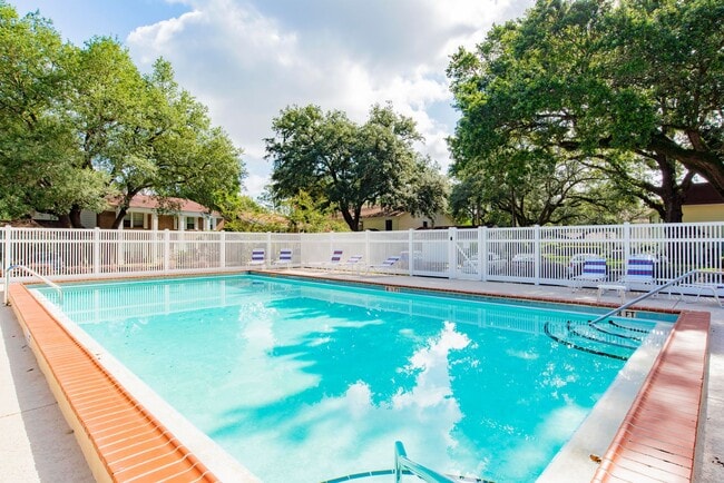 Building Photo - 2 Bed/1 Bath Condo with In-Ground Pool