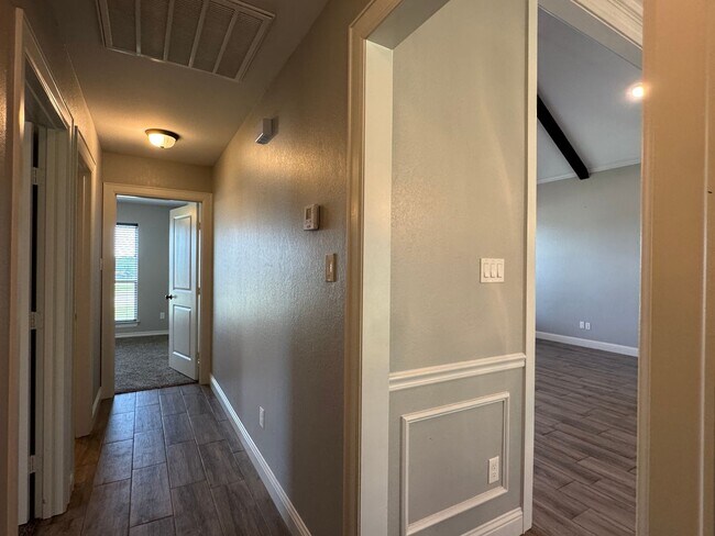 Building Photo - 205 Meadow Ln