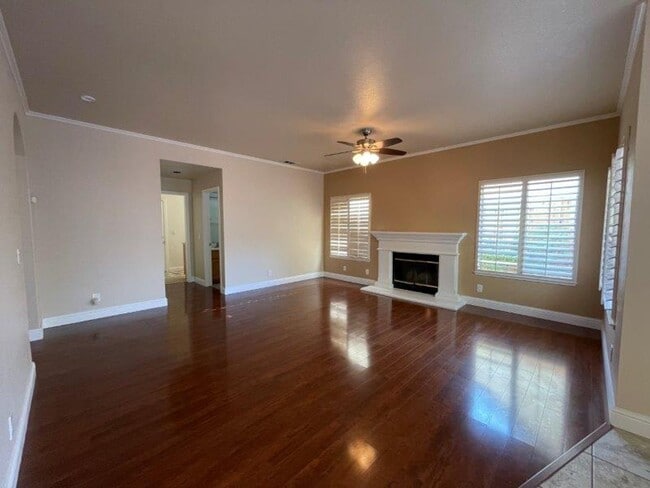 Building Photo - Large Open 4 Bedroom