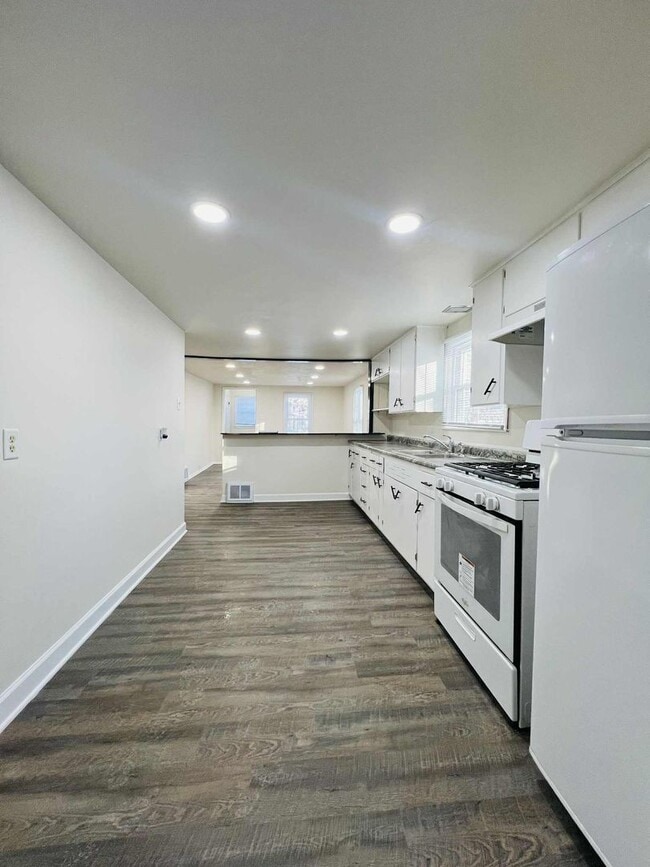 Building Photo - Freshly Updated Single-Family Home with Spacious Upper Bedroom