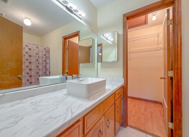 Building Photo - 1104 Greentree Ct