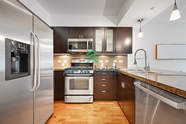 Building Photo - 1 Bedroom | 1 Bathroom | Southeast-Facing High-Floor Condo in Denny Triangle