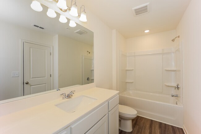 Building Photo - Fantastic 3bd/2ba home! Coming soon!