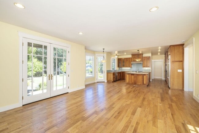 Building Photo - Lovingly Maintained 5 Bed, 3.5 Bath Execut...