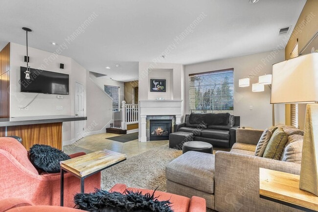 Building Photo - **UNFURNISHED** Charming and unique 2 BR in an upscale west Bend neighborhood