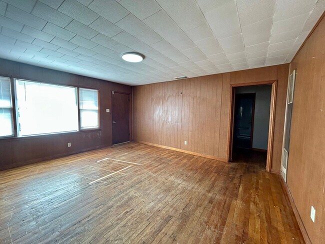 Building Photo - 3 bed 1 bath now available in Arnet Benson