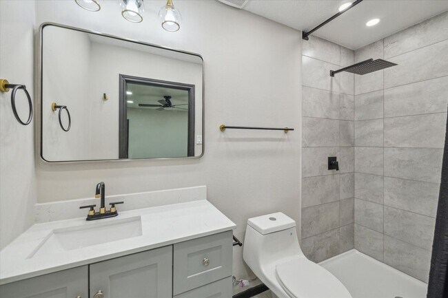 Building Photo - 412 Lyndale Dr