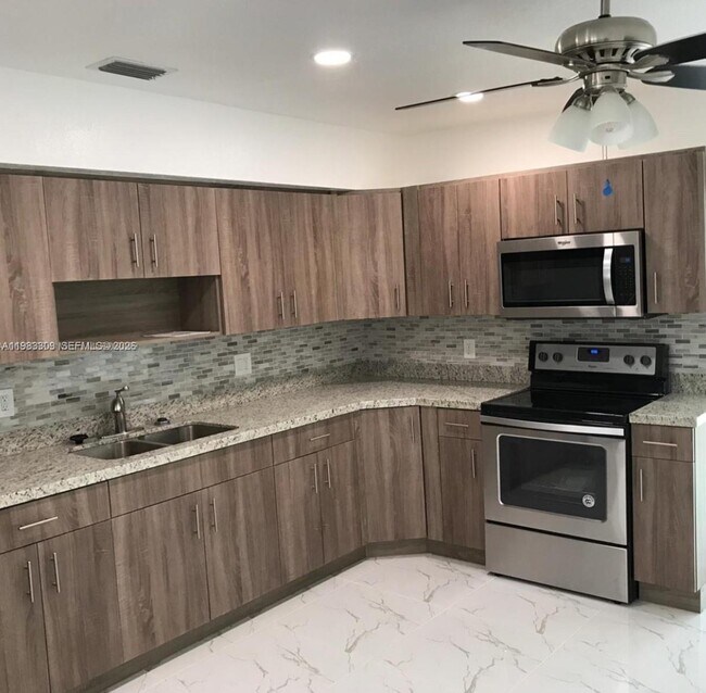 Building Photo - 6710 SW 18th Ct