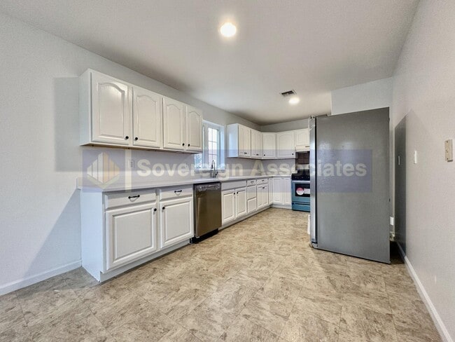 Building Photo - Beautiful house for rent.