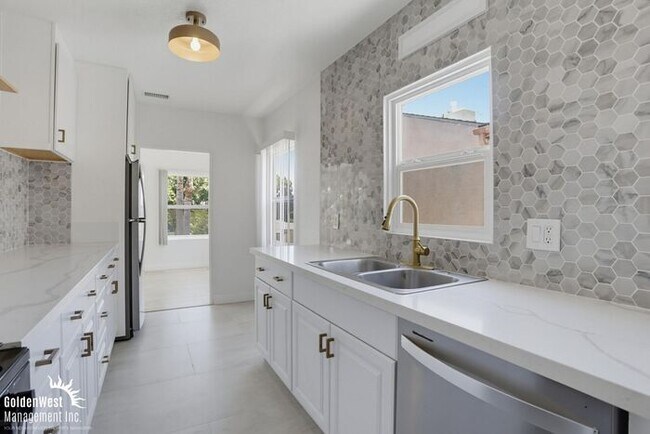 Building Photo - Completely Remodeled 4Bdm 2Ba Single Family - MI Special!
