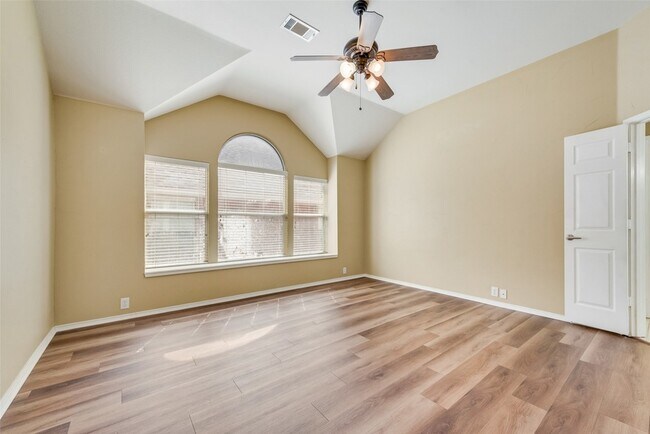 Building Photo - 2600 Spring Dr