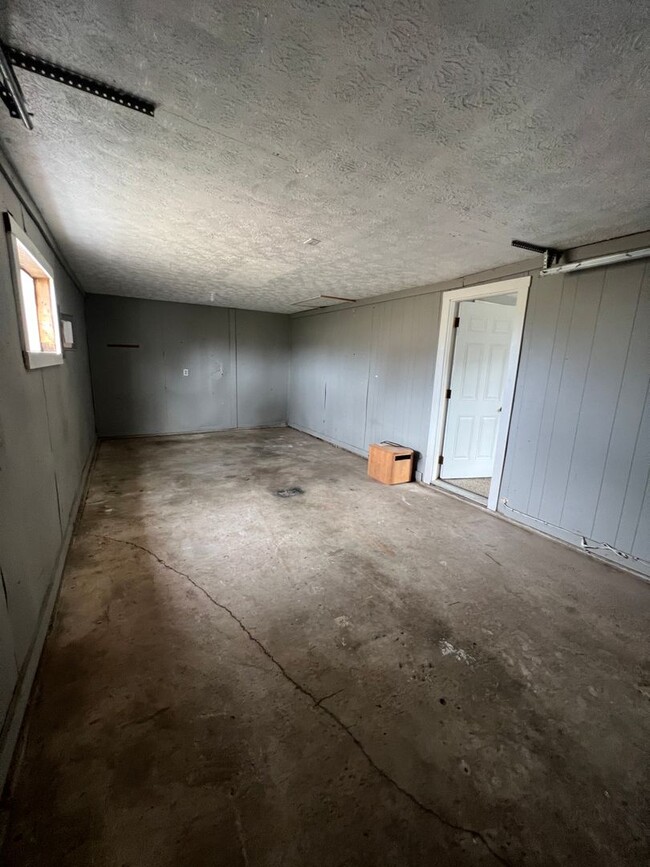 Building Photo - 3 bedroom/1 bathroom house