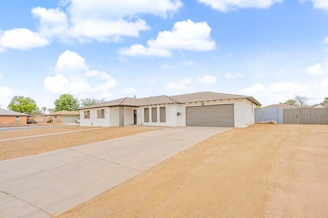 Building Photo - Tempe 5 bedroom 3 bath with pool and HUGE yard