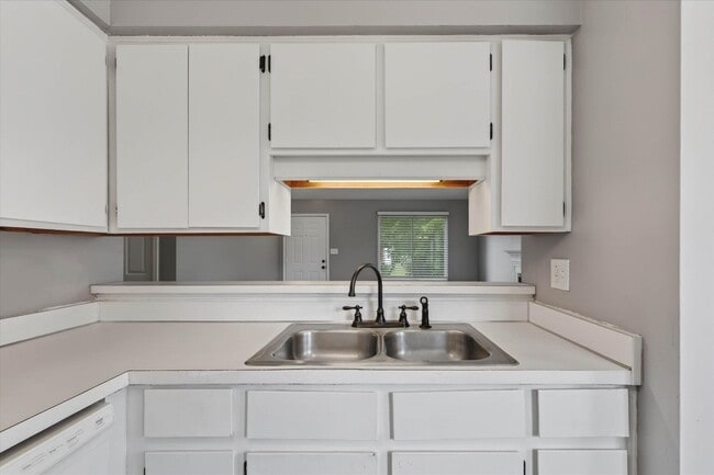 Building Photo - Pet Friendly Three Bedroom!