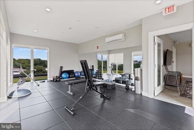 Building Photo - 1111 Orren St NE