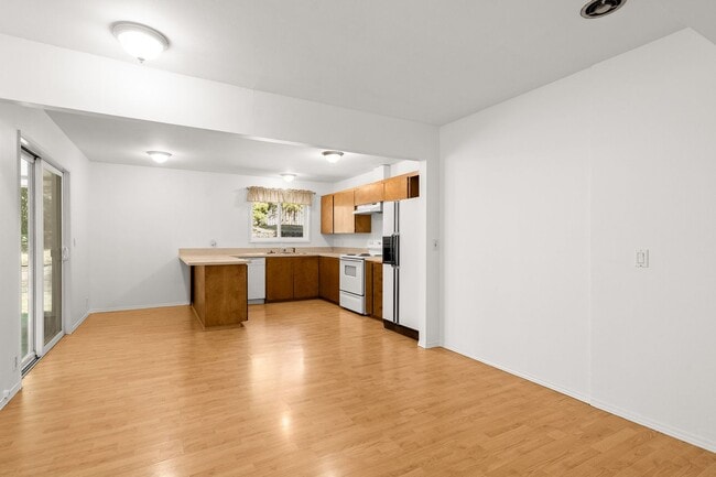 Building Photo - CHARMING HAYHURST 3 BEDROOMS, 2 BATH HOME