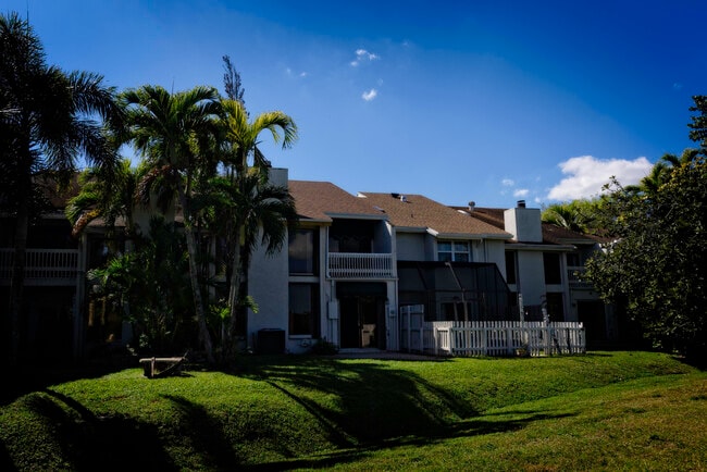 Building Photo - 6595 Parkview Dr