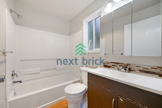 Building Photo - A Cozy 3 Bedroom and 2.5 Bathroom Property